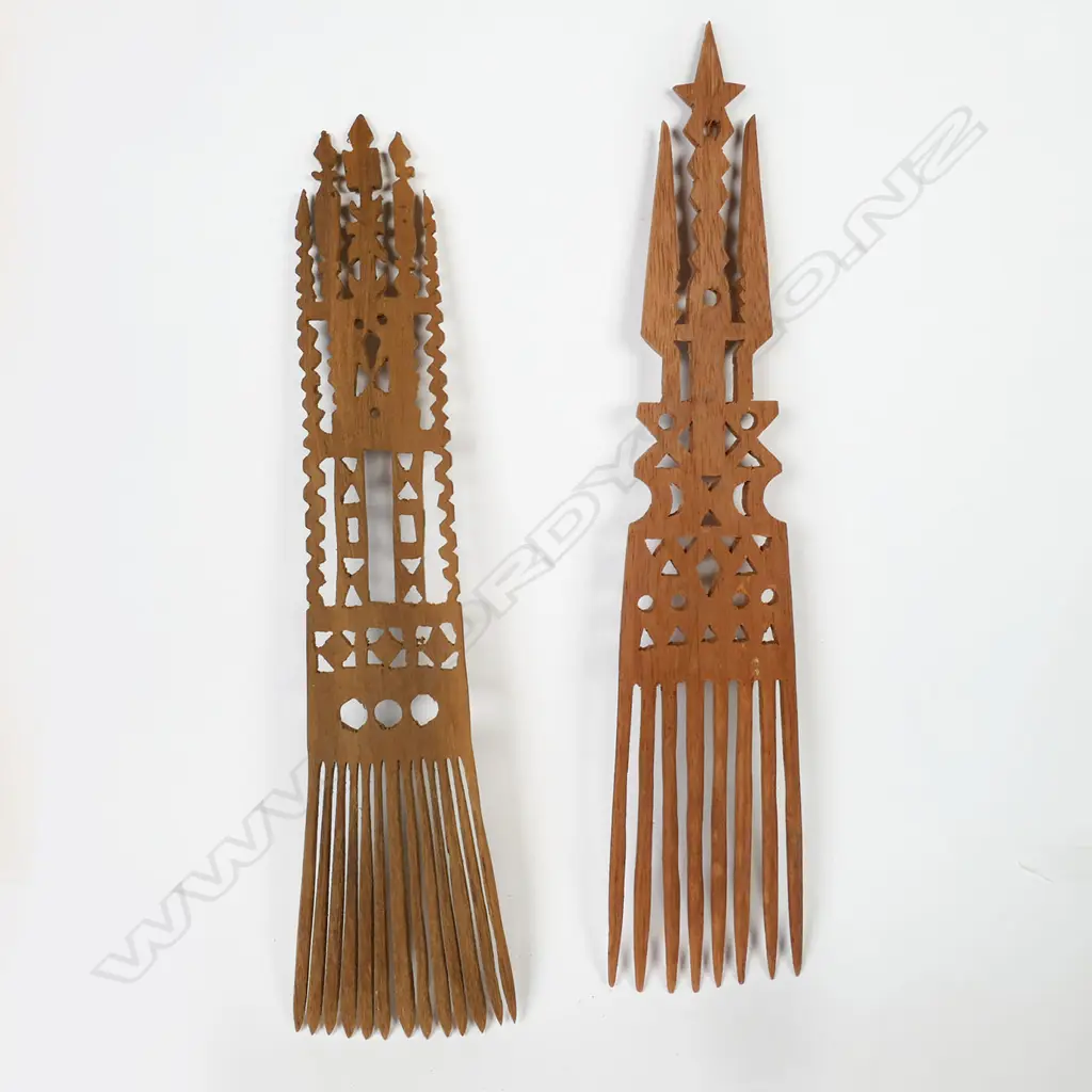 Two Samoan carved wood combs, Image 1++